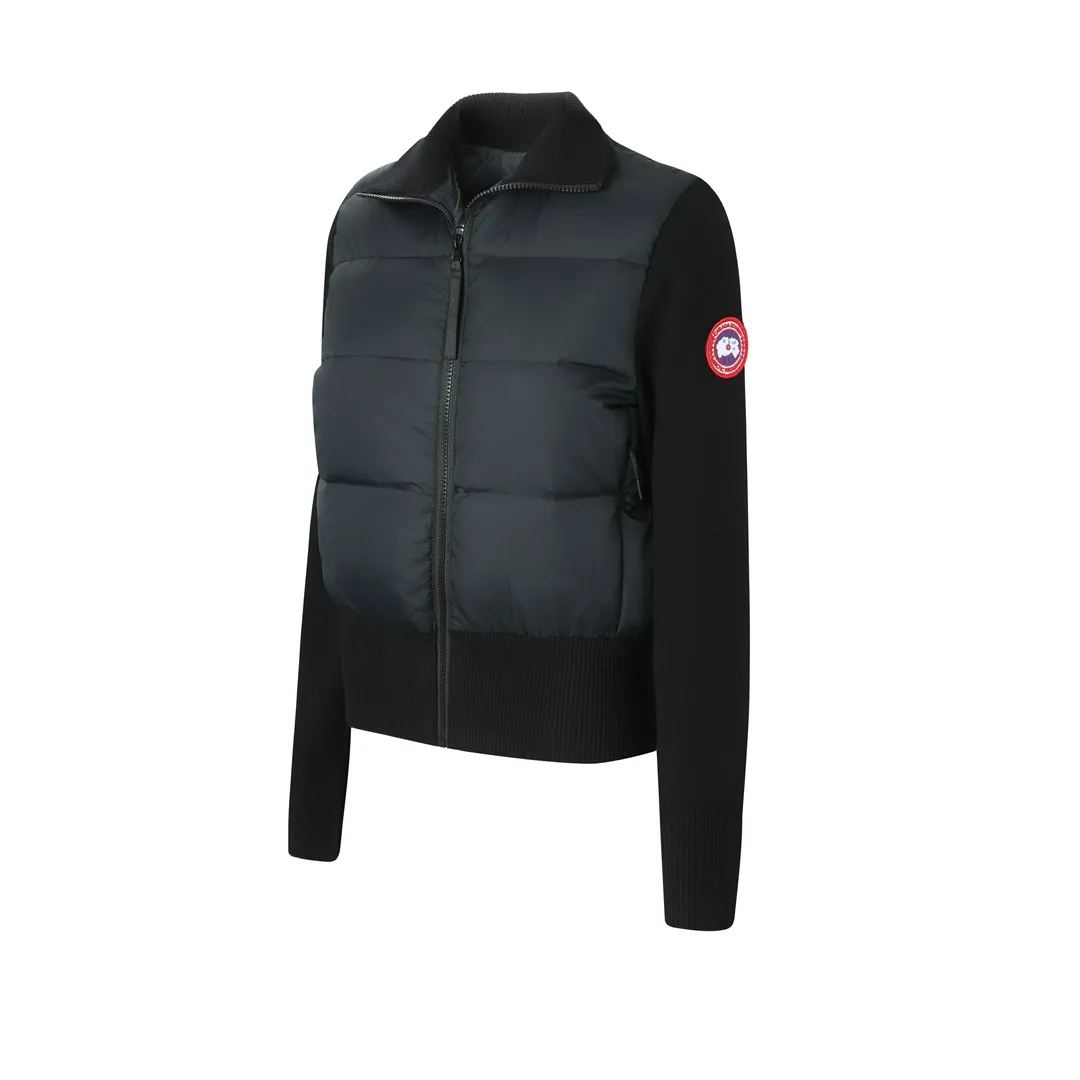 P840 Canada Goose Women's Wide Spun Seam Knitted Jacket | Light and elegant, comfortable and effortless] When the delicate softness of merino wool meets the stiffness and flexibility of nylon pongee, this jacket has a unique sense of breathing. The fabric is interwoven with worsted craftsmanship, making it light but structural. Every moment you wear it next to your skin, it feels like a cloud covering your skin, giving you both warmth and elegance.  The details show even more ingenuity. The collar, cuffs and waist are all made of double-layer rib knitting technology, which is elastic and fits the body shape, and naturally stretches with movement, outlining a neat silhouette while also protecting warmth. The ribbed design at the waist is more lazy and delicate, quietly improving the visual proportion.  The custom-made classic logo on the sleeve arm is a footnote of identity written in low-key strokes - unobtrusive, but with its own style.  Whether commuting in the city or roaming on the weekend, this jacket can cope with changing scenes and weather with one piece, making it an indispensable and versatile choice in your wardrobe.   Accessories: One-to-one customized three-label, One-to-one customized ribs, One-to-one customized zippers SIZE: S M L
